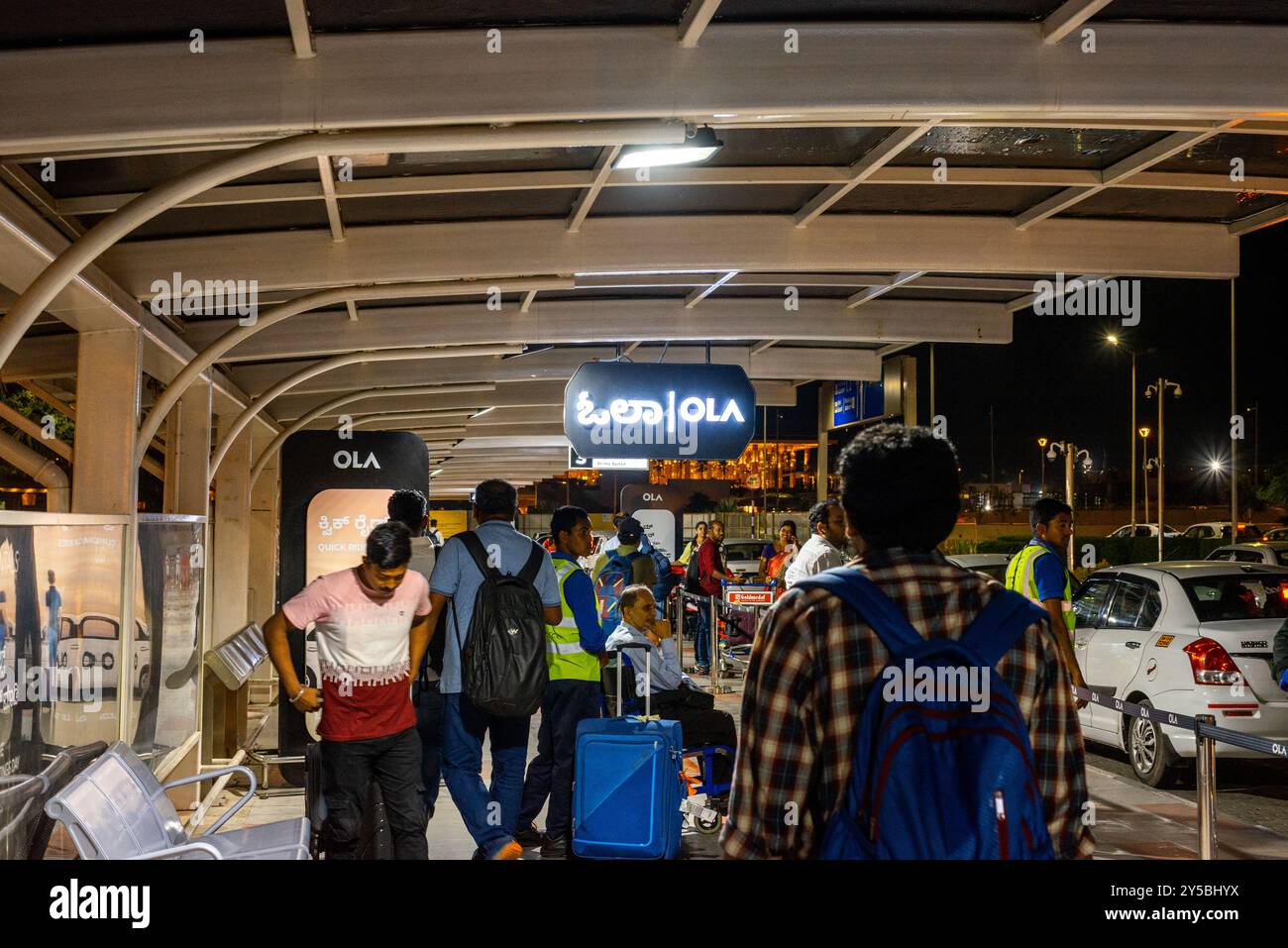 Bengaluru Karnataka Inde août 6 septembre 2024 Aéroport international de Kempegowda avec des passagers condescendant des stands de nourriture et des taxis Banque D'Images