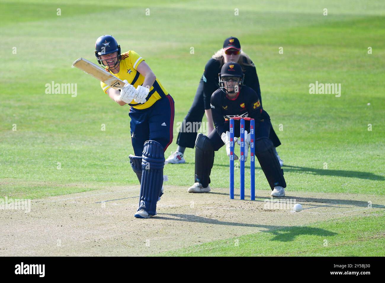 Leicester, Royaume-Uni. 21 septembre 2024. Alice Davidson-Richards des South East Stars battant lors de la finale du Rachel Heyhoe-Flint Trophy entre Sunrisers et South East Stars à Uptonsteel County Ground. Crédit : Dave Vokes/Alamy Live News Banque D'Images