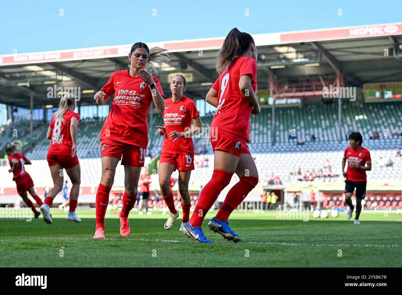 Freiburg, Deutschland. 21 septembre 2024. Team SC Freiburg mit Eileen Campbell (SC Freiburg Frauen, #10), Maj Schneider (SC Freiburg Frauen, #15) et Shekiera Martinez (SC Freiburg Frauen, #09) beim Warm-up. GER, SC Freiburg - FC Carl Zeiss Jena, Frauen-Fussball, Google Pixel Frauen-Bundesliga, 3. Spieltag, saison 2024/2025, 21.09.2024 LA RÉGLEMENTATION DFB INTERDIT TOUTE UTILISATION DE PHOTOGRAPHIES COMME SÉQUENCES D'IMAGES ET/OU QUASI-VIDÉO Foto : Eibner-Pressefoto/Thomas Hess Credit : dpa/Alamy Live News Banque D'Images