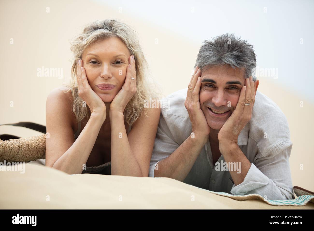 couple senior couché sur la plage Banque D'Images