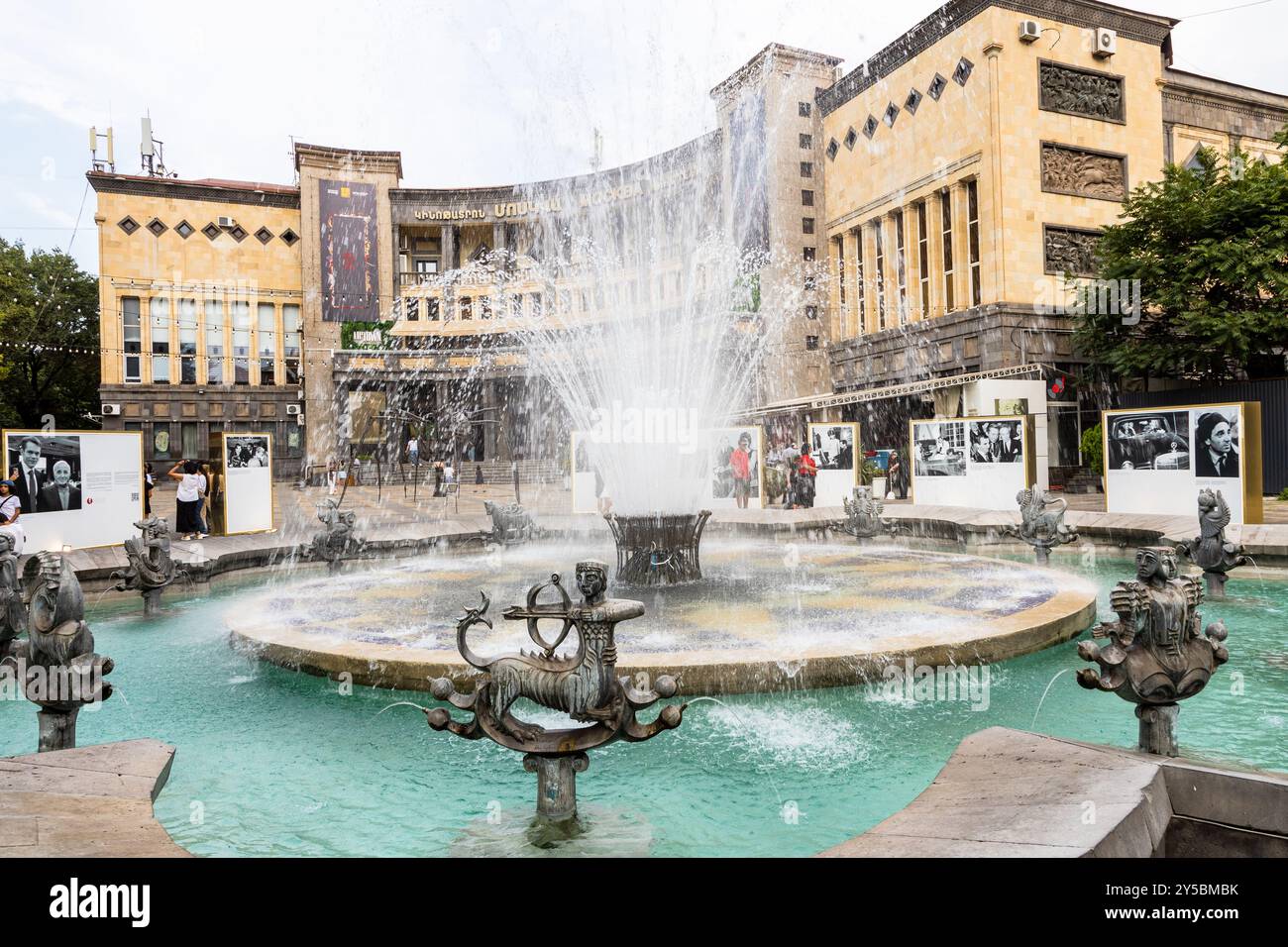 Erevan, Arménie - 11 août 2024 : fontaine et cinéma de Moscou sur la place Charles Aznavour sur la rue Abovyan dans la ville d'Erevan le jour d'été Banque D'Images