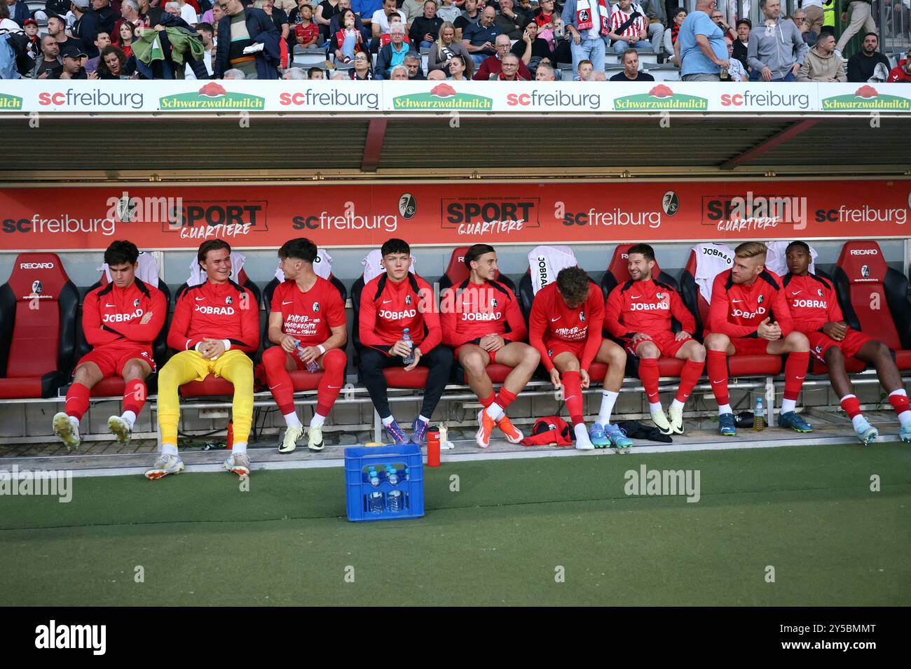 Freiburg, Deutschland. 20 septembre 2024. Freiburg, Deutschland 20. Septembre 2024 : Regionalliga Südwest - 2024/2025 - SC Freiburg II vs. Bahlinger SC Im Bild : Die Freiburger Ergänzungsspieler auf der Auswechselbank. Crédit : dpa/Alamy Live News Banque D'Images