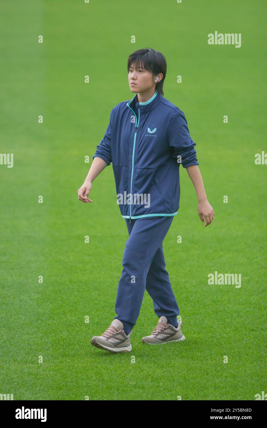 Crawley, Royaume-Uni. 21 septembre 2024. Crawley, Angleterre, 21 septembre 2024 : Honoka Hayashi (6 Everton) inspecte le terrain avant le match de Super League féminine Barclays FA entre Brighton et Hove Albion et Everton au Broadfield Stadium, Crawley. (Tom Phillips/SPP) crédit : photo de presse sportive SPP. /Alamy Live News Banque D'Images