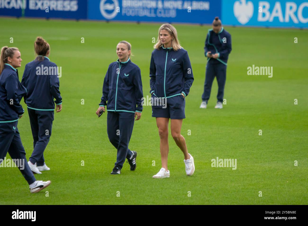 Crawley, Royaume-Uni. 21 septembre 2024. Crawley, Angleterre, 21 septembre 2024 : Veatriki Sarri (21 Everton) et Justine Vanhaevermaet (8 Everton) inspectent le terrain avant le match de Super League Barclays FA Womens entre Brighton et Hove Albion et Everton au Broadfield Stadium, Crawley. (Tom Phillips/SPP) crédit : photo de presse sportive SPP. /Alamy Live News Banque D'Images