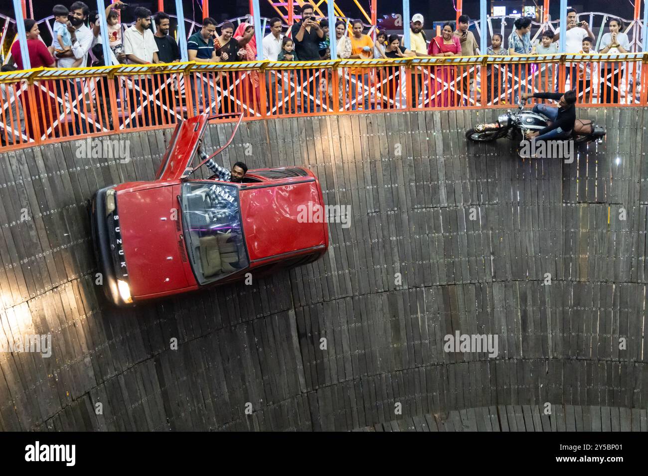 Well of Death ou maut ka kuan show en voiture et à vélo Stunt à la vidéo du soir est prise à la foire locale de jodhpur rajasthan india le 19 août 2024. Banque D'Images
