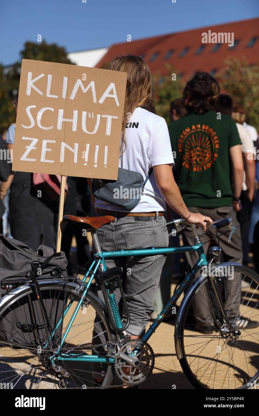 Eine Demonstrantin mit Schild Klima schützen während einer Fridays for future Demo für mehr Klimaschutz, Potsdam, 20. Septembre 2024. Globaler Klimastreik : Fridays for future Demo à Potsdam *** Un démonstrateur avec un panneau Protégez le climat lors d'un vendredi pour une démonstration future pour plus de protection climatique, Potsdam, 20 septembre 2024 grève mondiale du climat vendredi pour une manifestation future à Potsdam Banque D'Images