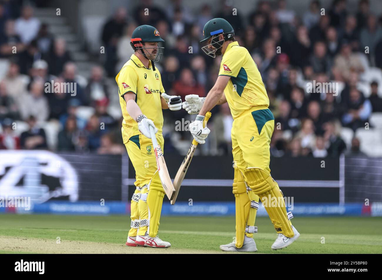 Matthew Short de l'Australie cogne et tape des chauves-souris avec Travis Head of Australia après avoir frappé un four lors de la deuxième Metro Bank One Day International England v Australia au Headingley Cricket Ground, Leeds, Royaume-Uni, 21 septembre 2024 (photo de Mark Cosgrove/News images) Banque D'Images