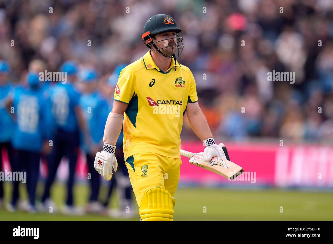 L'australien Travis Head quitte le terrain après avoir perdu son guichet lors du deuxième match international d'une journée à Headingley, Leeds. Date de la photo : samedi 21 septembre 2024. Banque D'Images