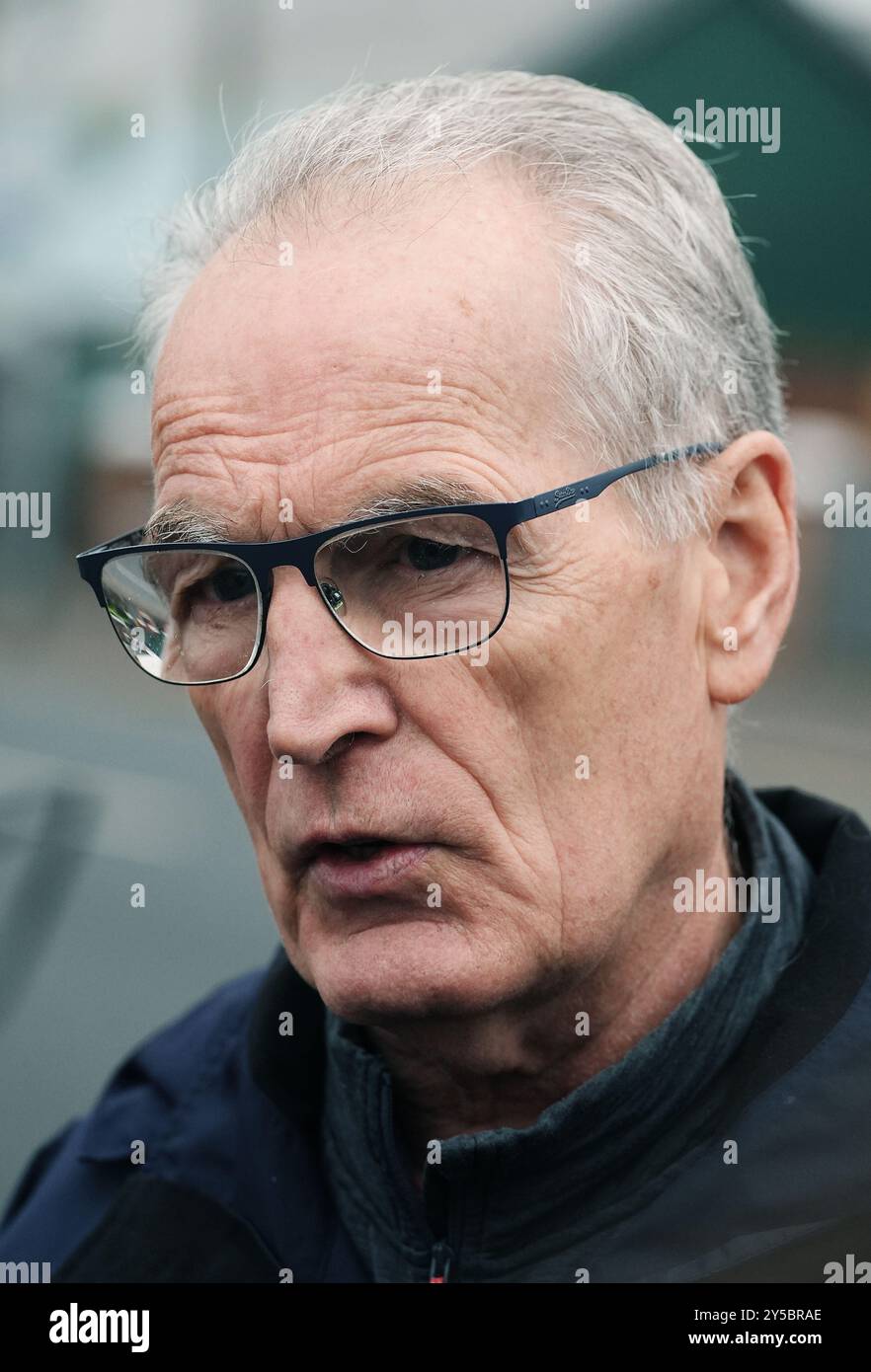 Gerry Kelly du Sinn Fein s'adresse aux médias après un défilé de l'ordre orange de Woodvale Road le long de Crumlin Road en passant par les magasins Ardoyne à Belfast. Date de la photo : samedi 21 septembre 2024. Banque D'Images