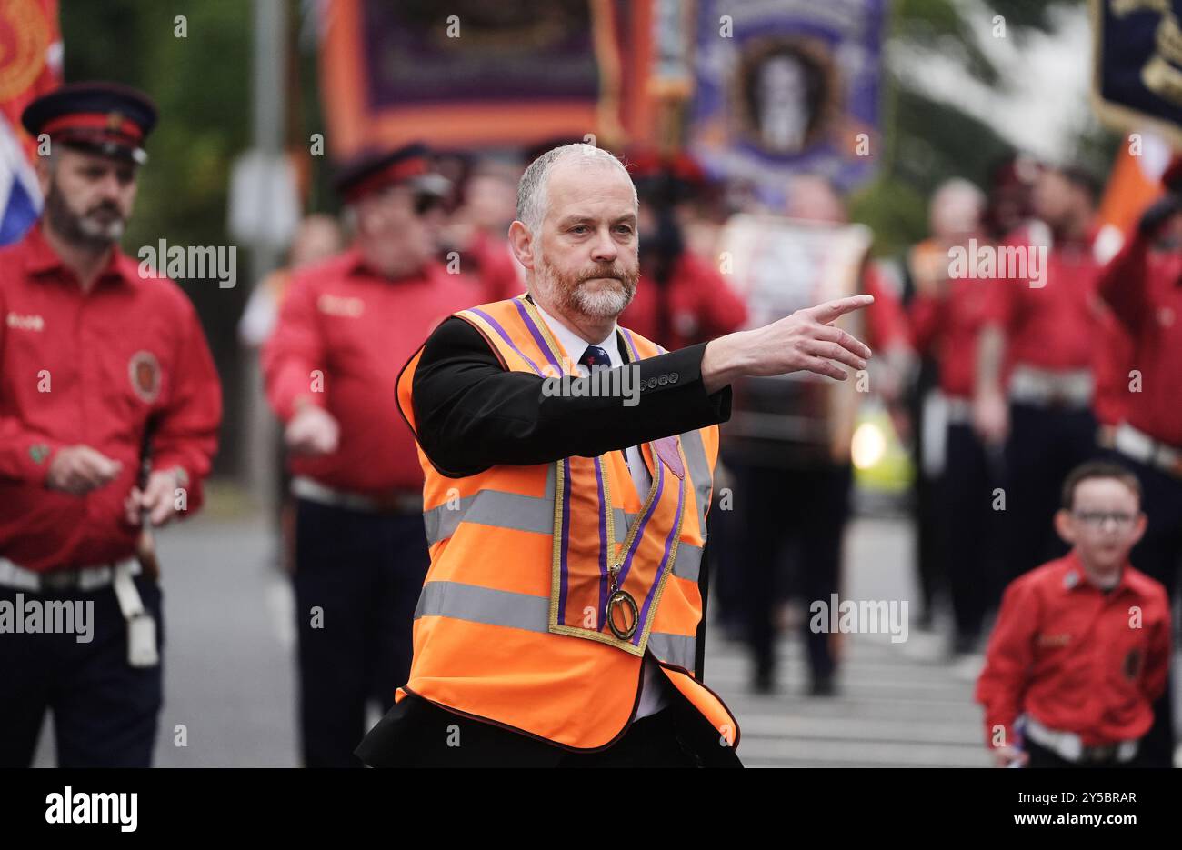 Les membres de l'ordre d'Orange prennent part à un défilé de Woodvale Road le long de Crumlin Road en passant par les boutiques Ardoyne à Belfast. Date de la photo : samedi 21 septembre 2024. Banque D'Images