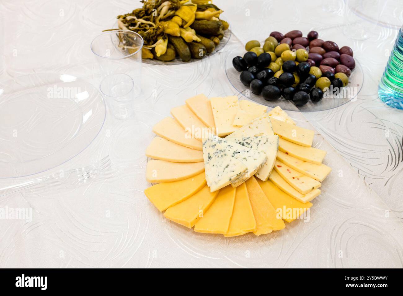 collations, tranches de fromages arméniens, olives, cornichons et gombo sur des assiettes en plastique sur la table en gros plan Banque D'Images