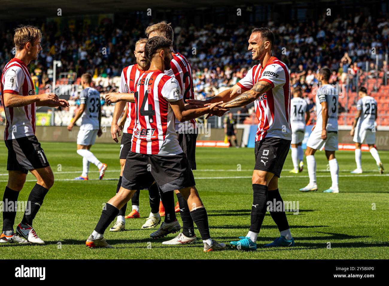 CRACOVIE 21.09.2024 PILKA NOZNA, PKO BP EKSTRAKLASA, SEZON 2024 2025, KOLEJKA 9 PUSZCZA NIEPOLOMICE VS CRACOVIA N/Z STRZELEC BRAMKI NA 1:1 VIRGIL GHITA PIOTR FRONT / ARENA AKCJI KRAKOW 21.09.2024 FOOTBALL, PKO BP EKSTRAKLASA FIRST TIER, SAISON 2024 2025, MATCHDAY 9 PUSZCZA NIEFRONT POLOMICE VS CRACOVIA BUT DE CRACOVIA / PIOTR Banque D'Images