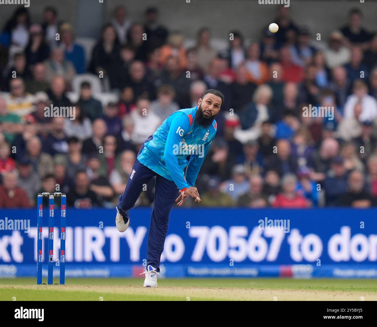 Headingley, Leeds, Royaume-Uni. 21 septembre 2024. 2nd Metro Bank One Day Cricket International, Angleterre contre Australie ; Adil Rashid d'Angleterre dans le bowling action Credit : action plus Sports/Alamy Live News Banque D'Images