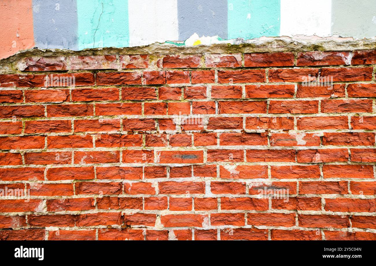 Vieux mur de briques avec des éléments colorés. Banque D'Images