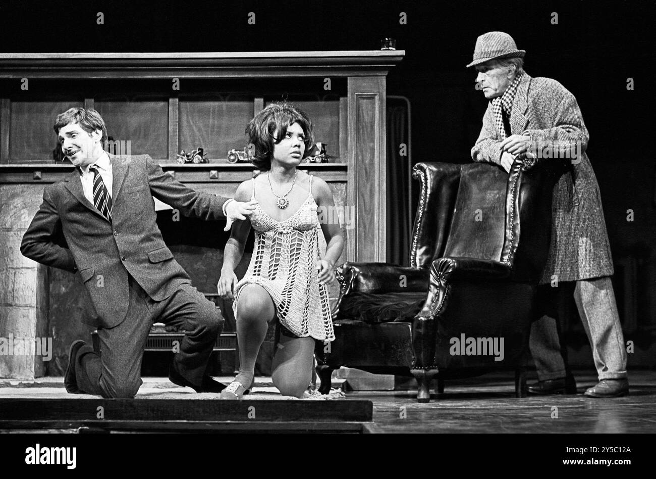 Centre : Cleo Sylvestre (infirmière Norton) droite : Brian Oulton (Mackie) dans LA SANTÉ NATIONALE par Peter Nichols au National Theatre (NT), Old Vic Theatre, Londres SE1 15/10/1969 design : Patrick Robertson éclairage : Robert Bryan mouvement : Claude chagrin chorégraphe : Malcolm Goddard réalisateur : Michael Blakemore Banque D'Images