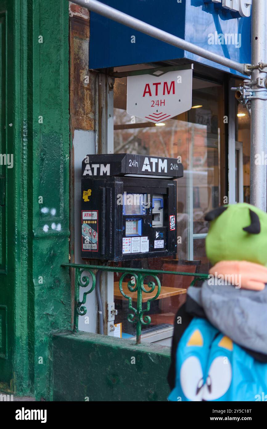 New York, États-Unis - 21 septembre 2024 : personne utilisant un guichet automatique à New York. Image parfaite pour représenter la commodité des services bancaires dans un grand c Banque D'Images
