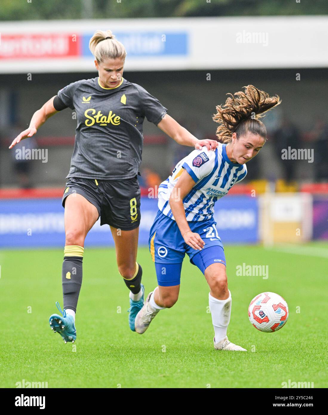 Crawley UK 21 septembre 2024 - Bruna Vilamala de Brighton (à droite) affronte Justine Vanhaevermaet d'Everton lors du match de football de la Super League féminine Barclays entre Brighton & Hove Albion et Everton au Broadfield Stadium de Crawley : Credit Simon Dack /TPI/ Alamy Live News. Usage éditorial exclusif. Pas de merchandising. Banque D'Images