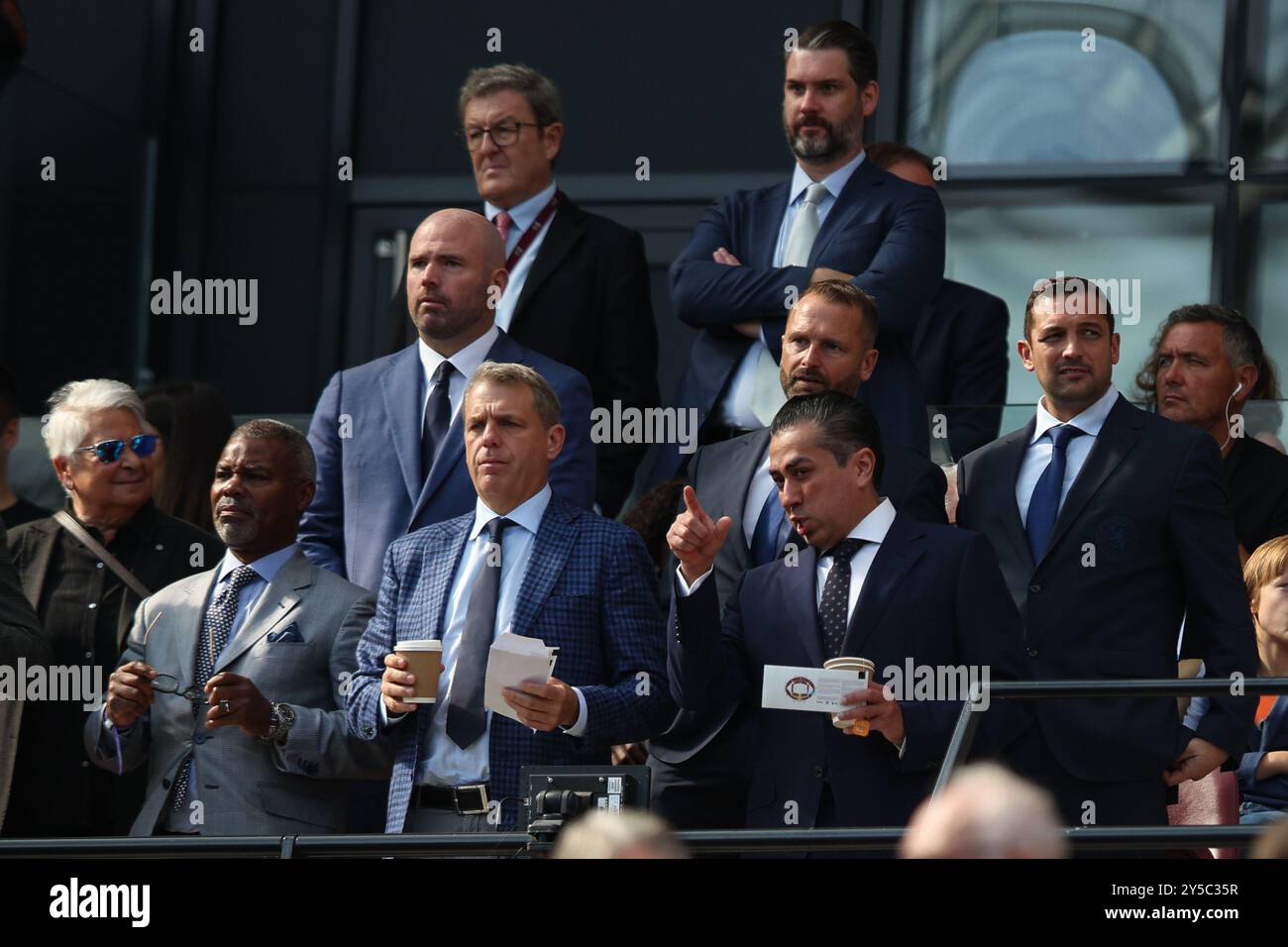 LONDRES, Royaume-Uni - 21 septembre 2024 : les copropriétaires de Chelsea, Todd Boehly et Behdad Eghbali regardent avec les directeurs conjoints du football Paul Winstanley et Laurence Stewart en arrière-plan avant le match de premier League entre West Ham United et Chelsea FC au stade de Londres (crédit : Craig Mercer/ Alamy Live News) Banque D'Images