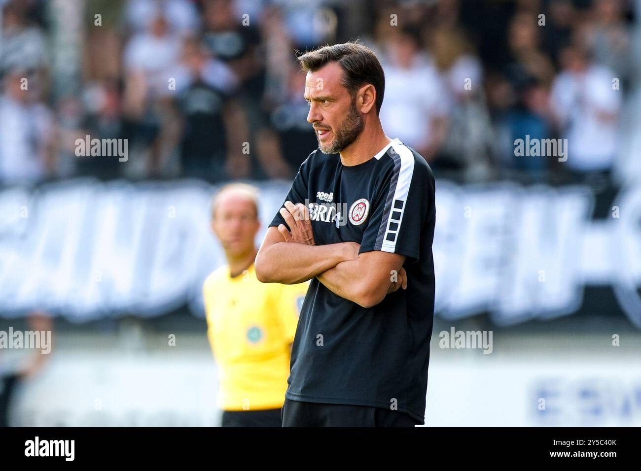 Wiesbaden, Deutschland. 21 septembre 2024. Nils Doering (SV Wehen Wiesbaden, entraîneur) gestikuliert, GER, SV Wehen Wiesbaden v. SV Sandhausen, Fussball, 3. Bundesliga, 6. Spieltag, saison 2024/2025, 21.09.2024 LA RÉGLEMENTATION DFB INTERDIT TOUTE UTILISATION DE PHOTOGRAPHIES comme SÉQUENCES D'IMAGES et/ou QUASI-VIDÉO. Foto : Eibner-Pressefoto/Florian Wiegand crédit : dpa/Alamy Live News Banque D'Images