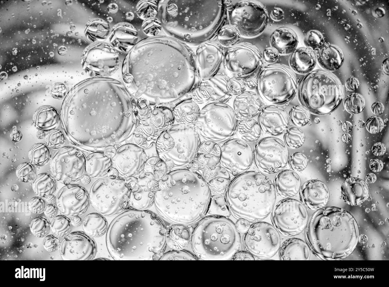 L'huile tombe dans un verre d'eau Banque D'Images