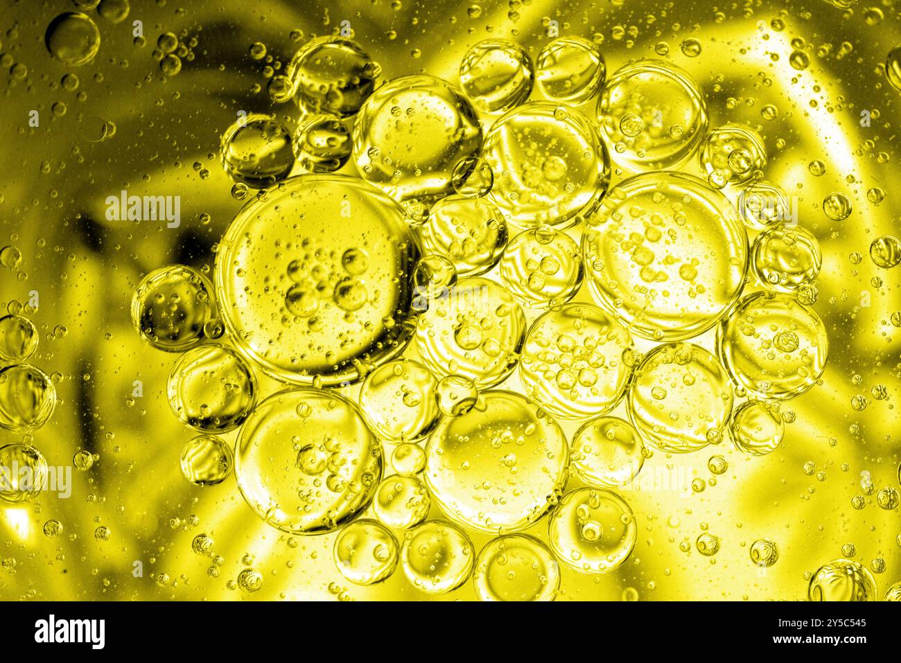 L'huile tombe dans un verre d'eau Banque D'Images