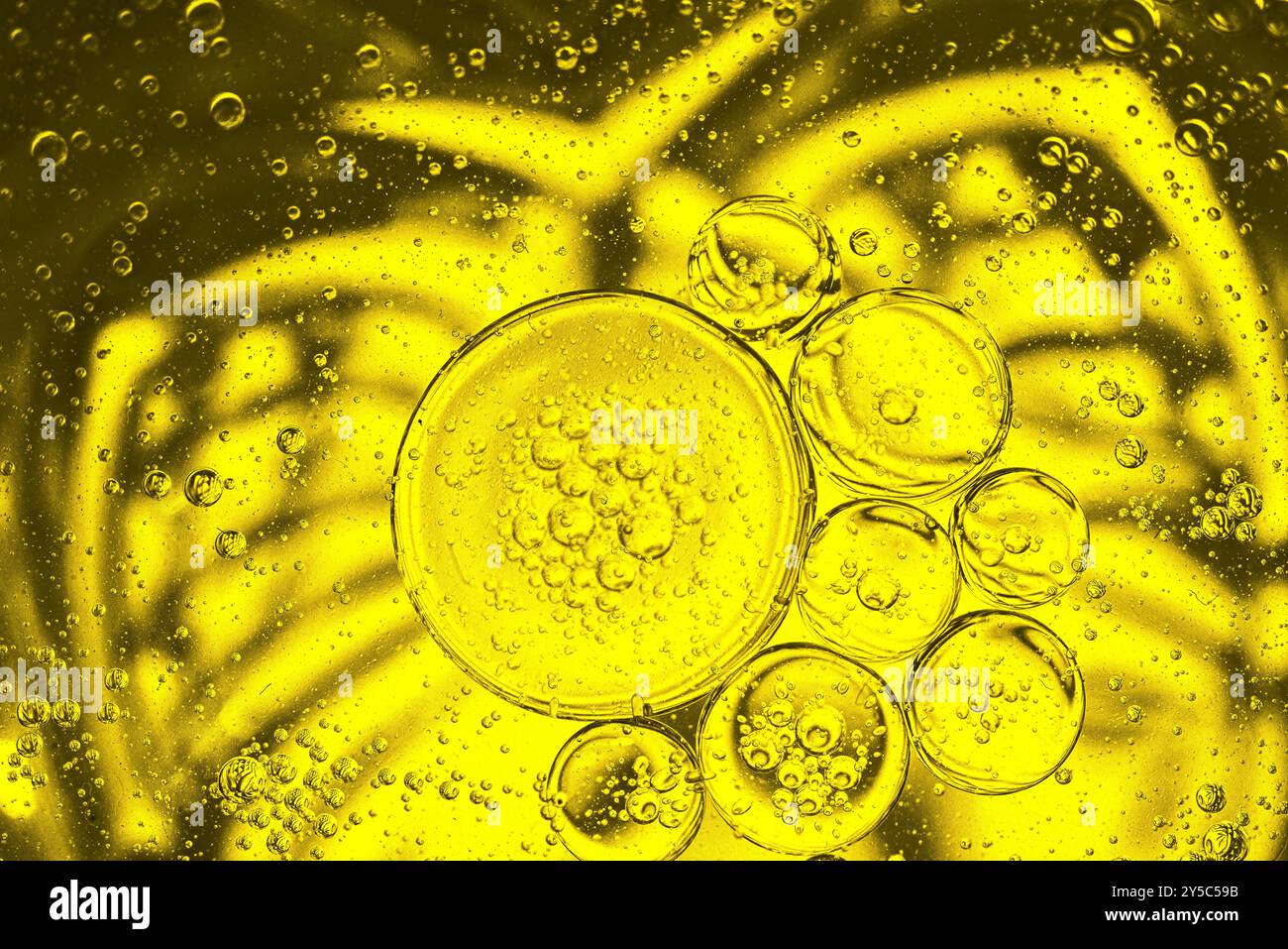 L'huile tombe dans un verre d'eau Banque D'Images