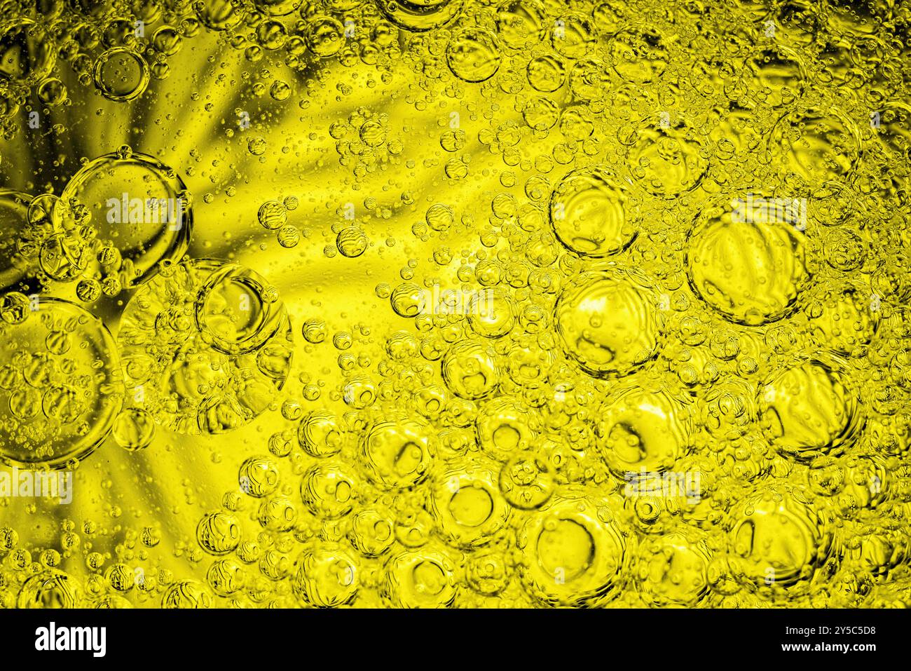 L'huile tombe dans un verre d'eau Banque D'Images