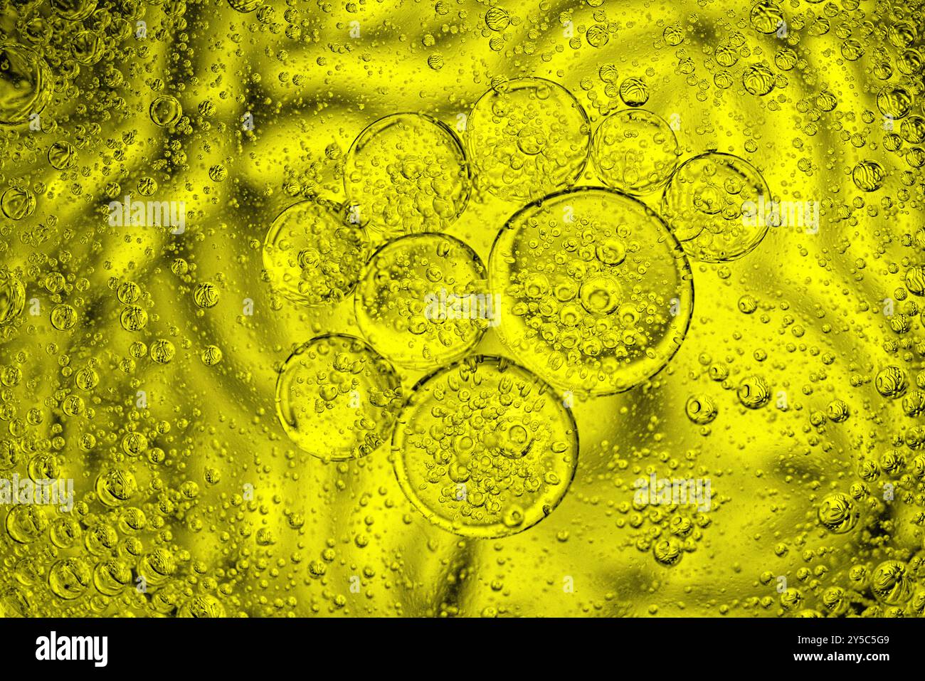 L'huile tombe dans un verre d'eau Banque D'Images