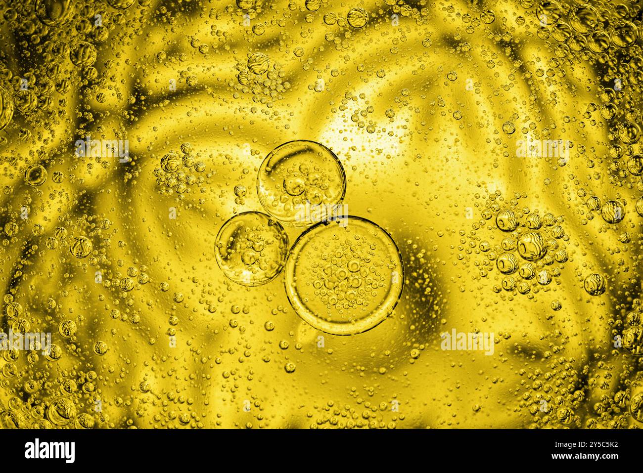 L'huile tombe dans un verre d'eau Banque D'Images