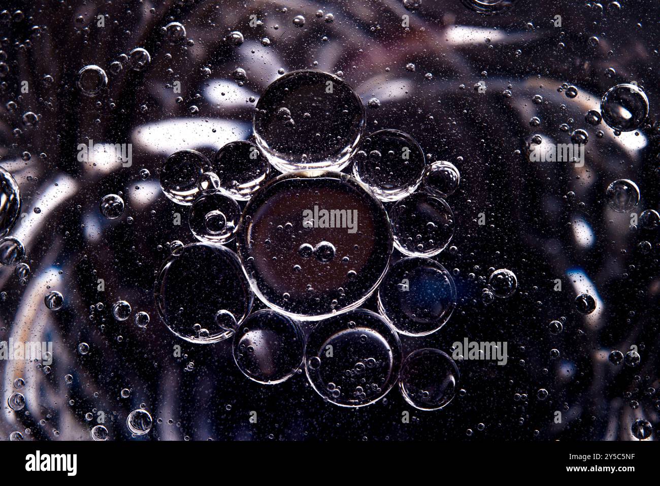 L'huile tombe dans un verre d'eau Banque D'Images
