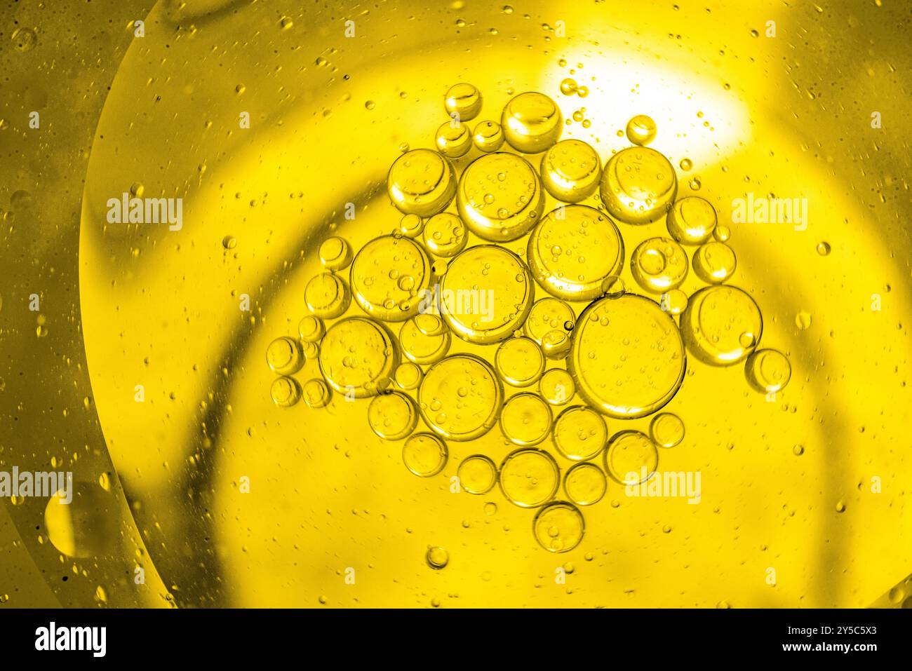 L'huile tombe dans un verre d'eau Banque D'Images