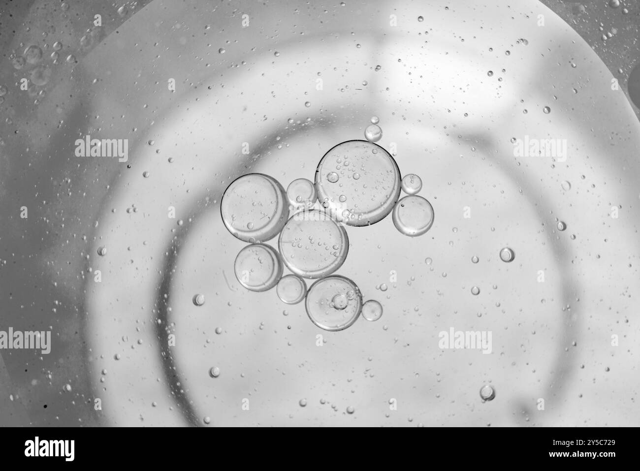 L'huile tombe dans un verre d'eau Banque D'Images