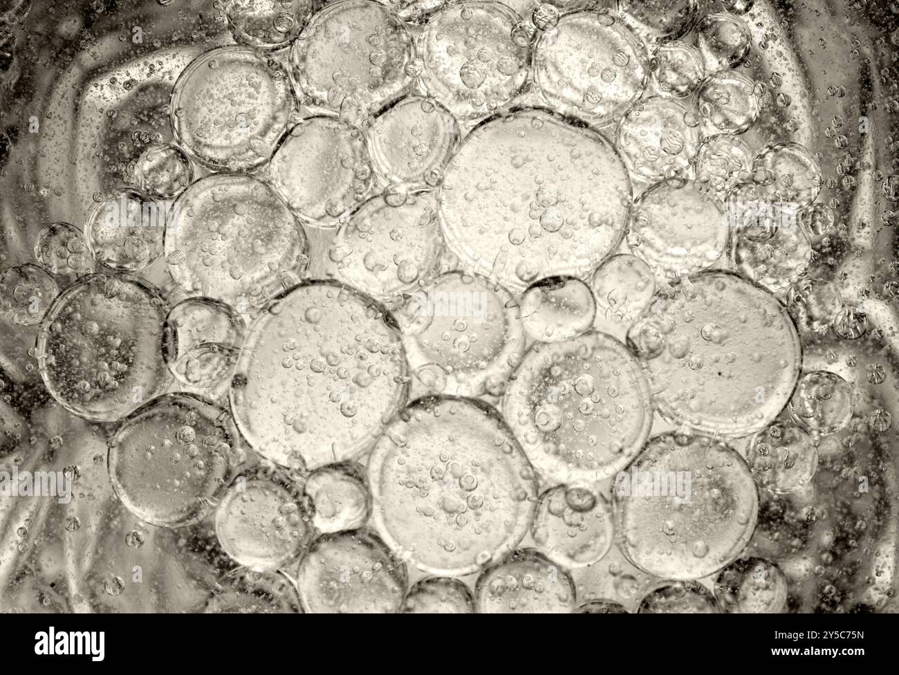 L'huile tombe dans un verre d'eau Banque D'Images