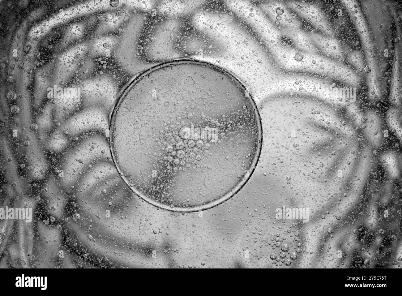 L'huile tombe dans un verre d'eau Banque D'Images