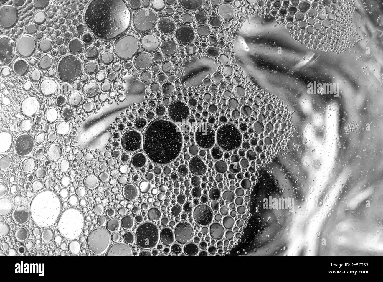 L'huile tombe dans un verre d'eau Banque D'Images