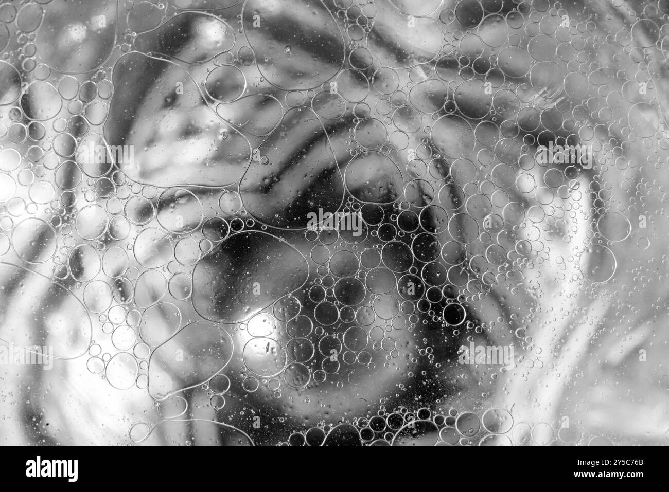 L'huile tombe dans un verre d'eau Banque D'Images