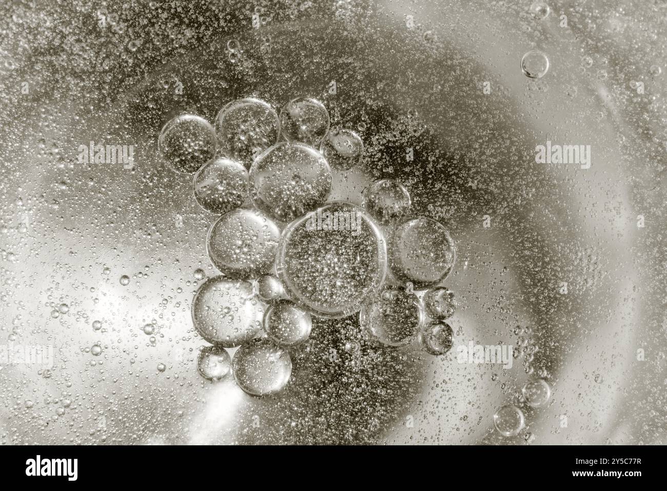 L'huile tombe dans un verre d'eau Banque D'Images