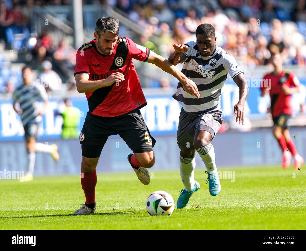 Wiesbaden, Deutschland. 21 septembre 2024. Sascha Mockenhaupt (SV Wehen Wiesbaden, #04) im Zweikampf mit Emmanuel IWE (SV Sandhausen, #13), GER, SV Wehen Wiesbaden v. SV Sandhausen, Fussball, 3. Bundesliga, 6. Spieltag, saison 2024/2025, 21.09.2024 LA RÉGLEMENTATION DFB INTERDIT TOUTE UTILISATION DE PHOTOGRAPHIES comme SÉQUENCES D'IMAGES et/ou QUASI-VIDÉO. Foto : Eibner-Pressefoto/Florian Wiegand crédit : dpa/Alamy Live News Banque D'Images