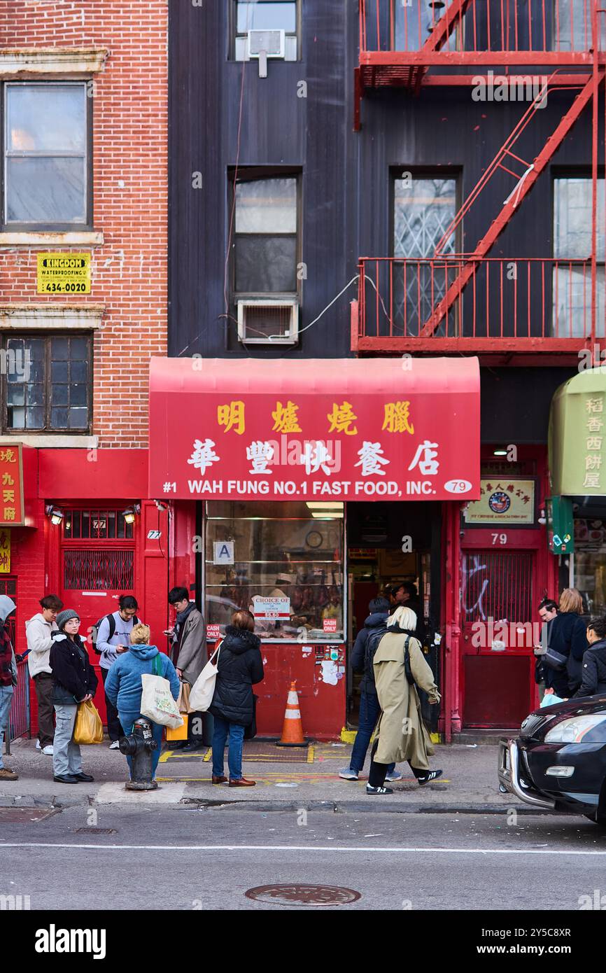 New York, États-Unis -21 septembre 2024 : restaurant chinois Wah Fung No. 1 capturé au cours d'une journée typique avec des gens et architecte caractéristique Banque D'Images