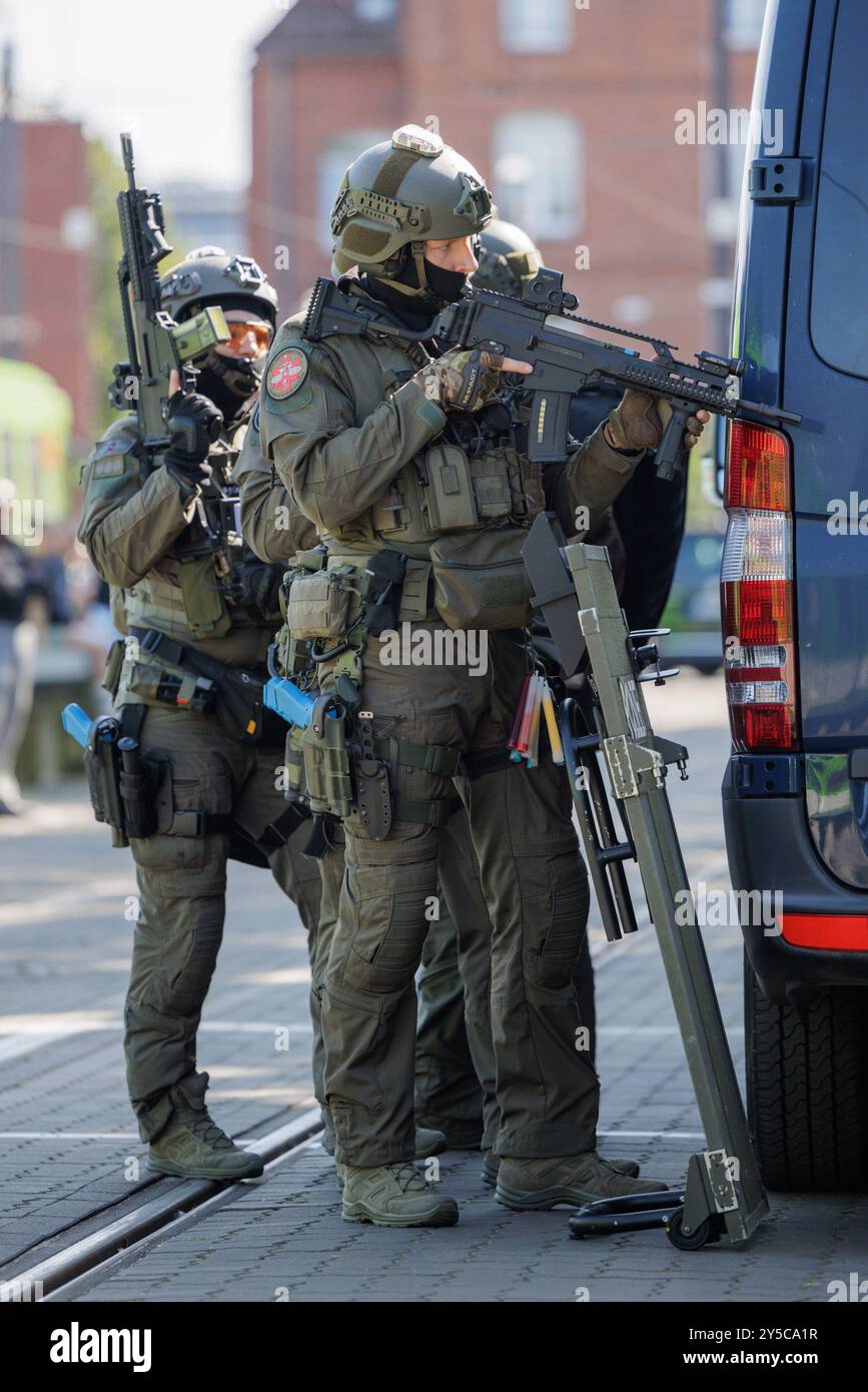 Hanovre, Allemagne. 21 septembre 2024. Des policiers du Commandement des opérations spéciales (SEK) se tiennent au dépôt de üstra Glocksee lors d'un exercice de grande envergure mené par la Direction de la police de Hanovre. En coopération avec plusieurs autorités, le Département de police de Hanovre a formé le scénario d'une attaque terroriste. Crédit : OLE Spata/dpa/Alamy Live News Banque D'Images