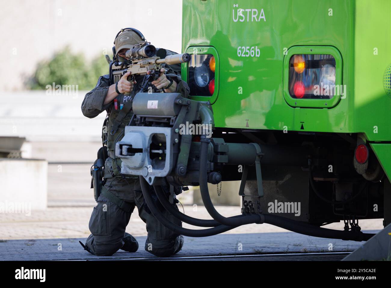 Hanovre, Allemagne. 21 septembre 2024. Un tireur de précision du Special Operations Command (SEK) s'agenouille lors d'un exercice à grande échelle du quartier général de la police de Hanovre au dépôt de üstra Glocksee. Le quartier général de la police de Hanovre a formé le scénario d'une attaque terroriste en coopération avec plusieurs autorités. Crédit : OLE Spata/dpa/Alamy Live News Banque D'Images