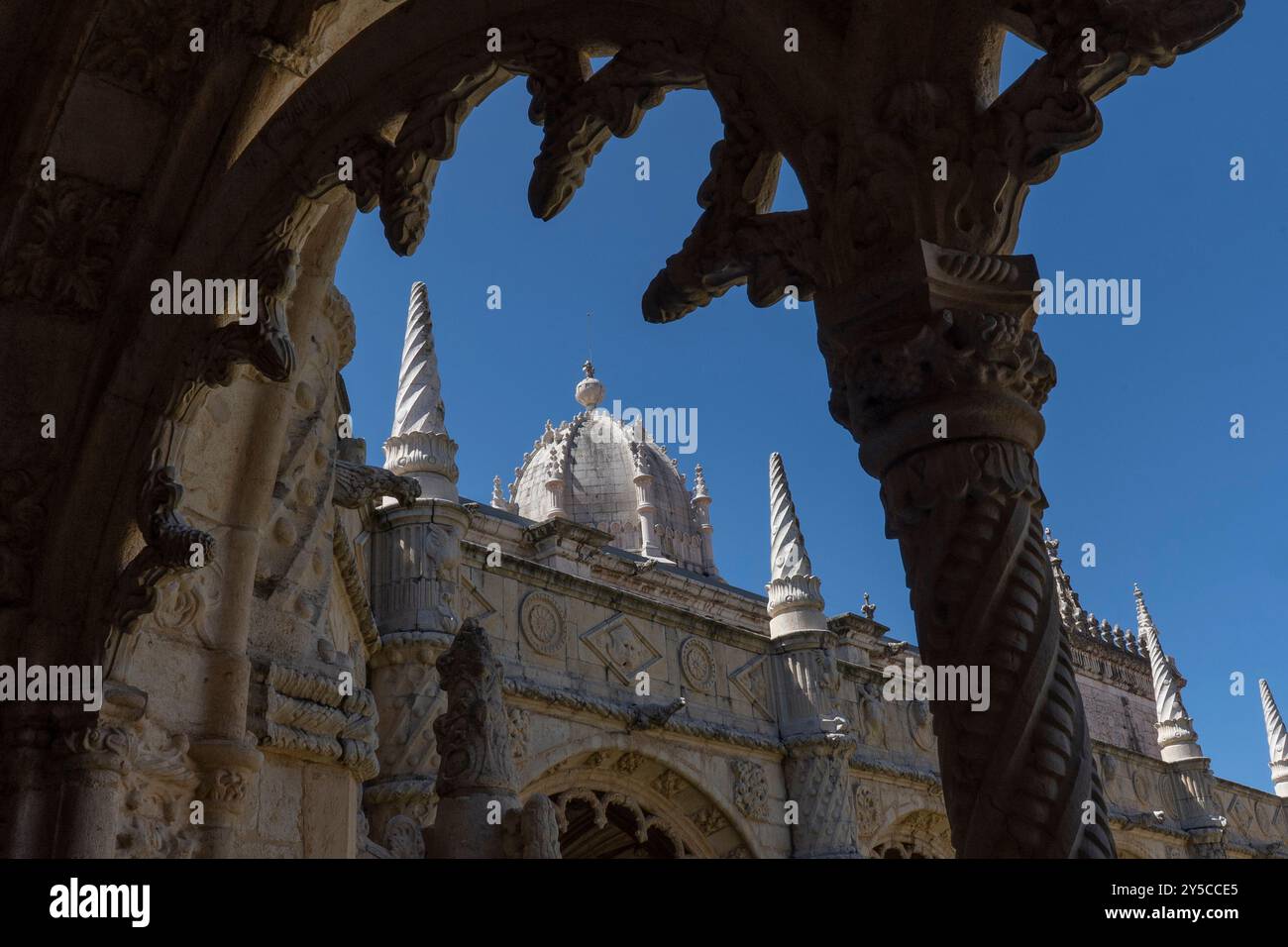 Vue sur les tours depuis le balcon du monastère de Jerónimos présentant des sculptures en pierre complexes, Monument national et site du patrimoine mondial de l'UNESCO. Banque D'Images