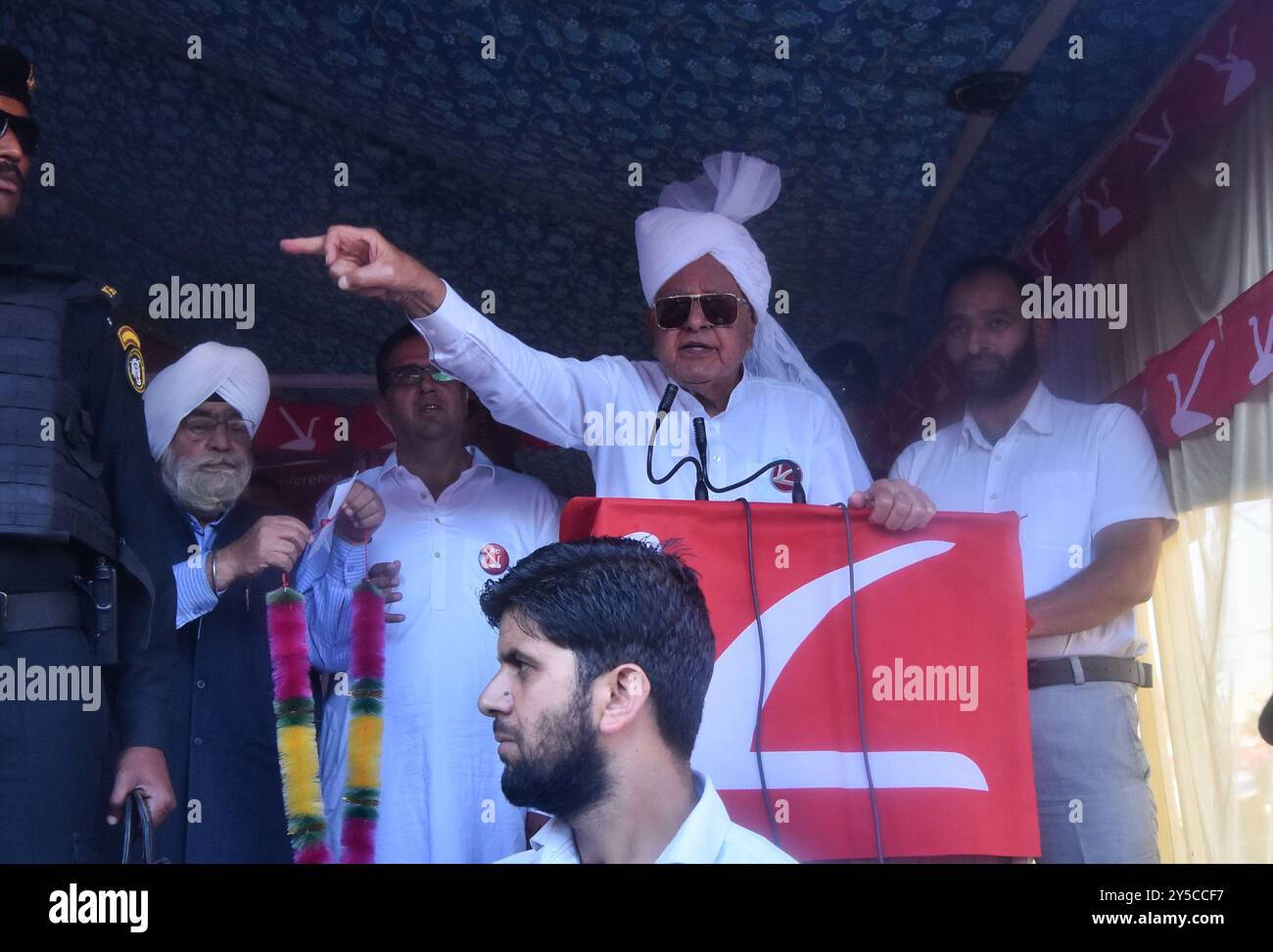 Srinagar, Inde. 21 septembre 2024. Farooq Abdullah, chef du parti de la Conférence nationale du Jammu-et-Cachemire (JKNC), prend la parole lors d'un rassemblement électoral. (Photo de Mubashir Hassan/Pacific Press) crédit : Pacific Press Media production Corp./Alamy Live News Banque D'Images