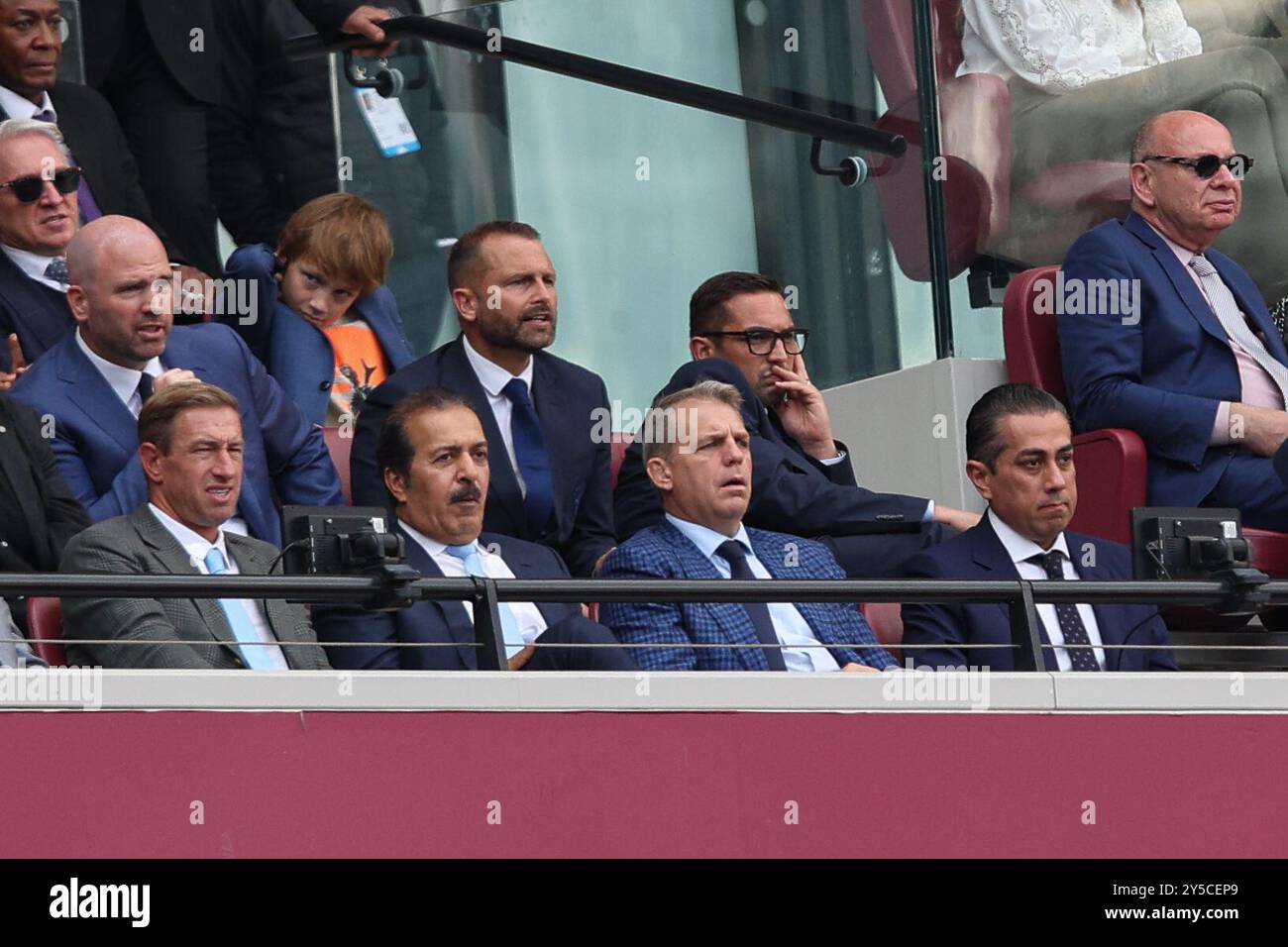 LONDRES, Royaume-Uni - 21 septembre 2024 : les copropriétaires de Chelsea, Todd Boehly et Behdad Eghbali regardent avec les directeurs conjoints du football Paul Winstanley et Laurence Stewart en arrière-plan lors du match de premier League entre West Ham United et Chelsea FC au stade de Londres (crédit : Craig Mercer/ Alamy Live News) Banque D'Images