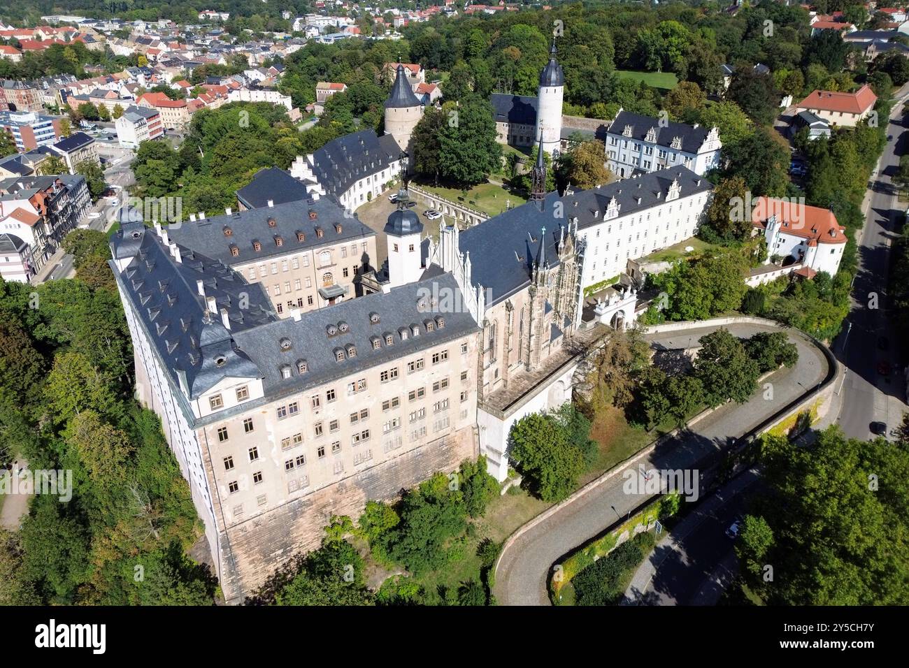 Schlosskomplex Altenburg in Thüringen Das Schloss Altenburg, 21.09.2024 in Thüringen entstand auf einem Porphyrfelsen. Es ist ein ehemaliges Residenzschloss der Herzöge von Sachsen-Altenburg. Es befindet sich im Zentrum von Altenburg, der Skatstadt in Thüringen. Unter anderm beherbergt es die Ausstellungsbereiche Herzogliche Gemächer 17./18. Jahrhundert, 19./20. Jahrhundert und das Spielkartenmuseum. Die Schlosskirche mit der berühmten Trost-Orgel und einer Baugeschichte seit der Spätgotik sowie die spätmittelalterlichen Turmanlagen sind weitere Sehenswürdigkeiten. Die Festsäle und der Schloss Banque D'Images