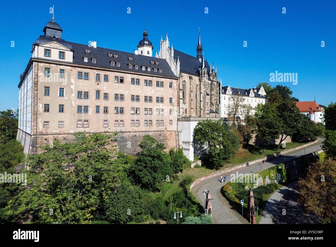 Schlosskomplex Altenburg in Thüringen Das Schloss Altenburg, 21.09.2024 in Thüringen entstand auf einem Porphyrfelsen. Es ist ein ehemaliges Residenzschloss der Herzöge von Sachsen-Altenburg. Es befindet sich im Zentrum von Altenburg, der Skatstadt in Thüringen. Unter anderm beherbergt es die Ausstellungsbereiche Herzogliche Gemächer 17./18. Jahrhundert, 19./20. Jahrhundert und das Spielkartenmuseum. Die Schlosskirche mit der berühmten Trost-Orgel und einer Baugeschichte seit der Spätgotik sowie die spätmittelalterlichen Turmanlagen sind weitere Sehenswürdigkeiten. Die Festsäle und der Schloss Banque D'Images