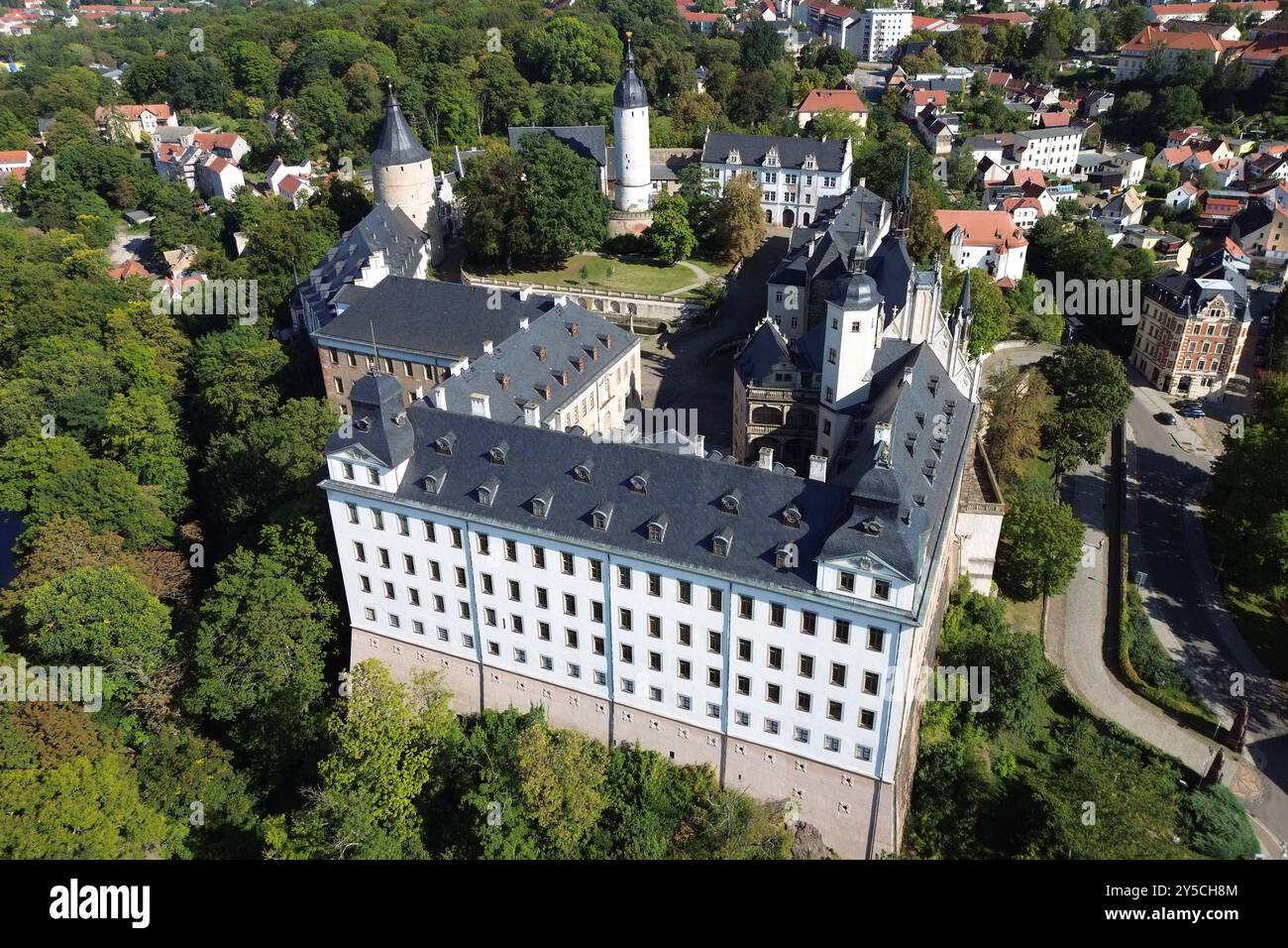 Schlosskomplex Altenburg in Thüringen Das Schloss Altenburg, 21.09.2024 in Thüringen entstand auf einem Porphyrfelsen. Es ist ein ehemaliges Residenzschloss der Herzöge von Sachsen-Altenburg. Es befindet sich im Zentrum von Altenburg, der Skatstadt in Thüringen. Unter anderm beherbergt es die Ausstellungsbereiche Herzogliche Gemächer 17./18. Jahrhundert, 19./20. Jahrhundert und das Spielkartenmuseum. Die Schlosskirche mit der berühmten Trost-Orgel und einer Baugeschichte seit der Spätgotik sowie die spätmittelalterlichen Turmanlagen sind weitere Sehenswürdigkeiten. Die Festsäle und der Schloss Banque D'Images