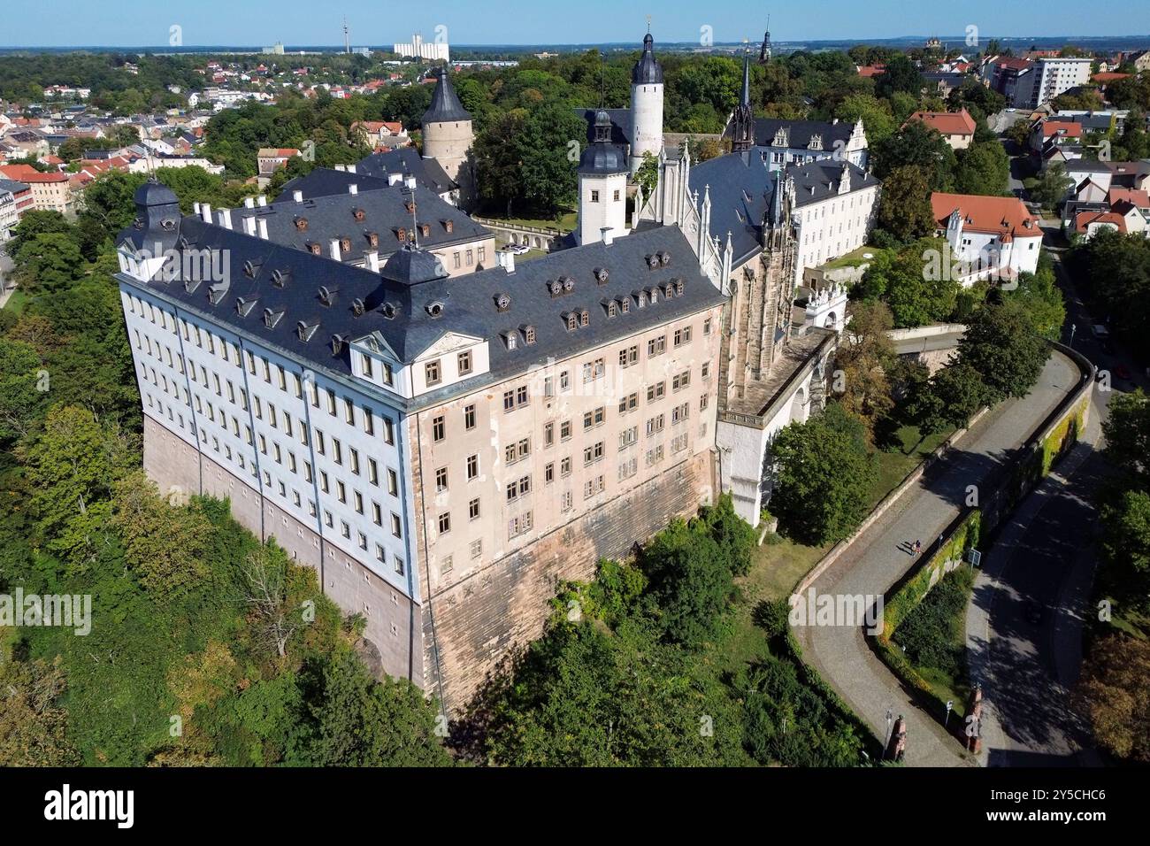Schlosskomplex Altenburg in Thüringen Das Schloss Altenburg, 21.09.2024 in Thüringen entstand auf einem Porphyrfelsen. Es ist ein ehemaliges Residenzschloss der Herzöge von Sachsen-Altenburg. Es befindet sich im Zentrum von Altenburg, der Skatstadt in Thüringen. Unter anderm beherbergt es die Ausstellungsbereiche Herzogliche Gemächer 17./18. Jahrhundert, 19./20. Jahrhundert und das Spielkartenmuseum. Die Schlosskirche mit der berühmten Trost-Orgel und einer Baugeschichte seit der Spätgotik sowie die spätmittelalterlichen Turmanlagen sind weitere Sehenswürdigkeiten. Die Festsäle und der Schloss Banque D'Images