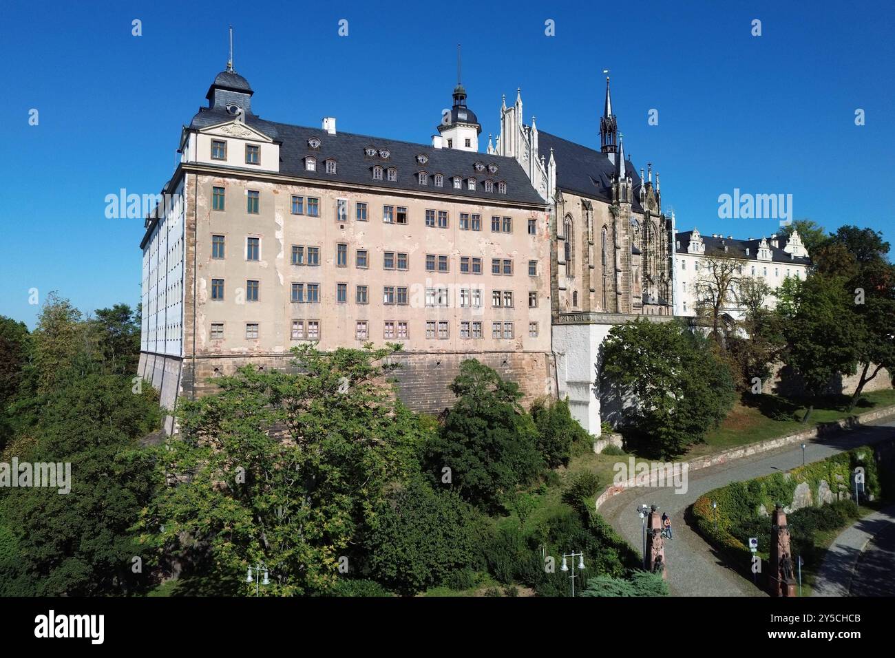 Schlosskomplex Altenburg in Thüringen Das Schloss Altenburg, 21.09.2024 in Thüringen entstand auf einem Porphyrfelsen. Es ist ein ehemaliges Residenzschloss der Herzöge von Sachsen-Altenburg. Es befindet sich im Zentrum von Altenburg, der Skatstadt in Thüringen. Unter anderm beherbergt es die Ausstellungsbereiche Herzogliche Gemächer 17./18. Jahrhundert, 19./20. Jahrhundert und das Spielkartenmuseum. Die Schlosskirche mit der berühmten Trost-Orgel und einer Baugeschichte seit der Spätgotik sowie die spätmittelalterlichen Turmanlagen sind weitere Sehenswürdigkeiten. Die Festsäle und der Schloss Banque D'Images