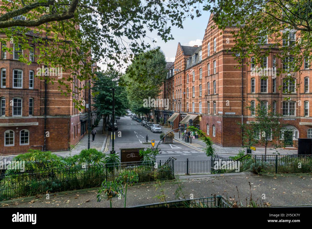 The Boundary Estate, Tower Hamlets, Londres E2. Vue sur Calvert Avenue depuis Arnold Circus. Banque D'Images